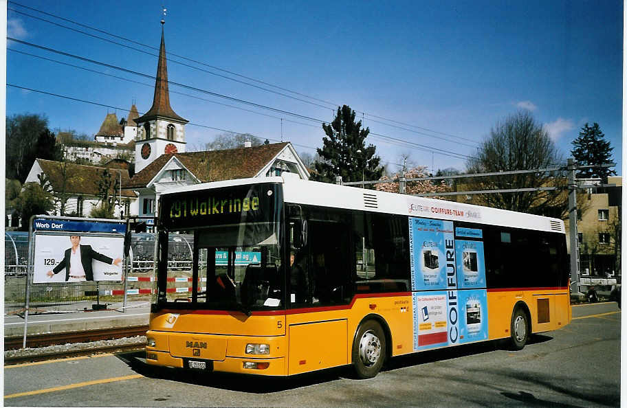 (076'106) - Gurtner, Worb - Nr. 5/BE 153'822 - MAN am 10. April 2005 beim Bahnhof Worb Dorf