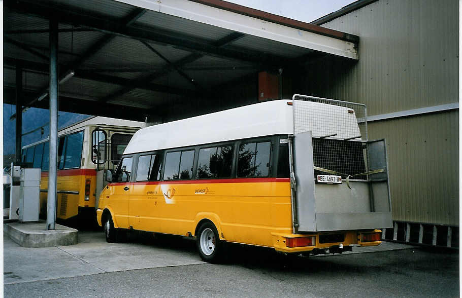 (076'204) - AVG Meiringen - Nr. 61/BE 4697 U - Iveco am 17. April 2005 in Interlaken, Postgarage