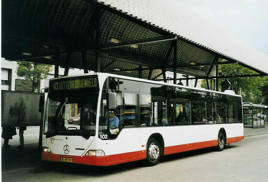 (079'032) - Stadsbus, Maastricht - Nr. 102/BL-RF-50 - Mercedes am 23. Juli 2005 beim Bahnhof Maastricht