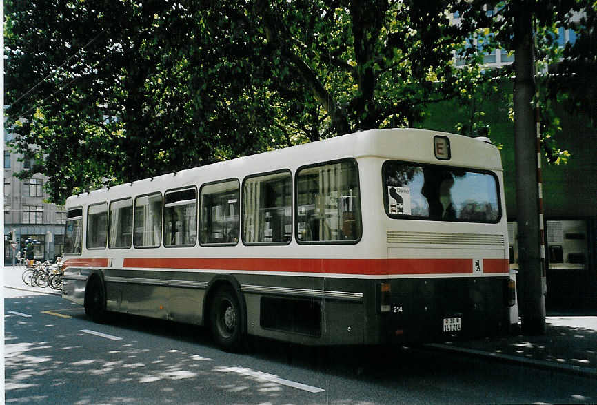 (079'128) - VBSG St. Gallen - Nr. 214/SG 141'214 - Saurer/Hess am 28. Juli 2005 beim Bahnhof Thun