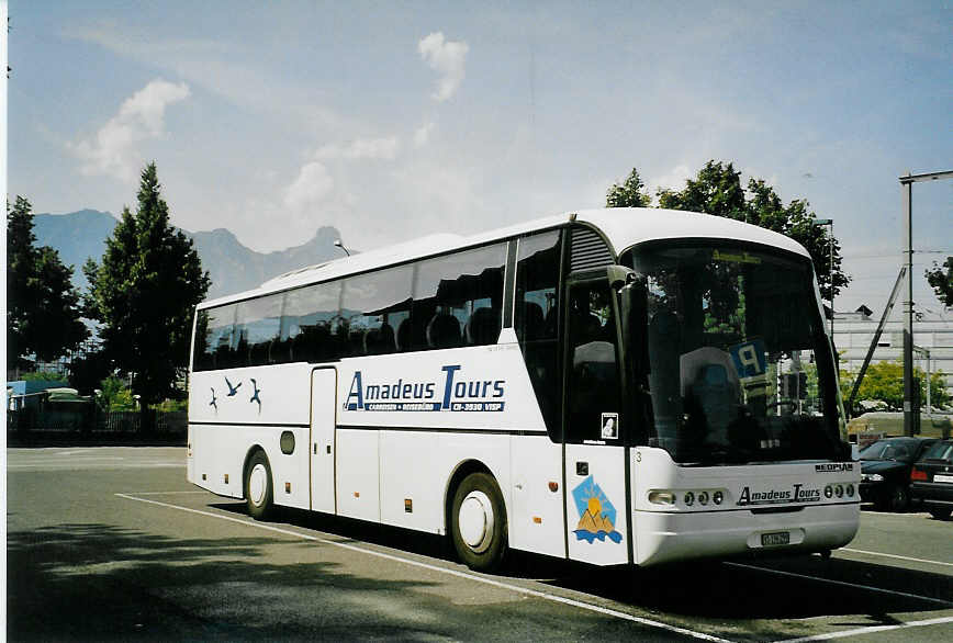 (079'512) - Amadeus, Visp - Nr. 3/VS 196'299 - Neoplan am 18. August 2005 in Thun, Seestrasse