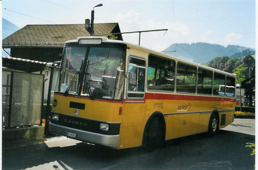 (080'220) - Spring, Schwenden - BE 368'914 - Saurer/R&J am 3. September 2005 beim Bahnhof Zweisimmen