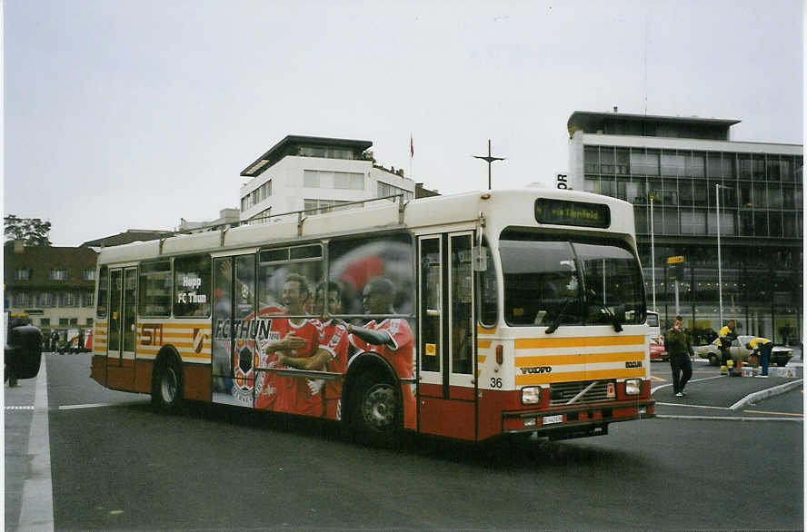 (080'602) - STI Thun - Nr. 36/BE 443'836 - Volvo/R&J (ex SAT Thun Nr. 36) am 27. September 2005 beim Bahnhof Thun