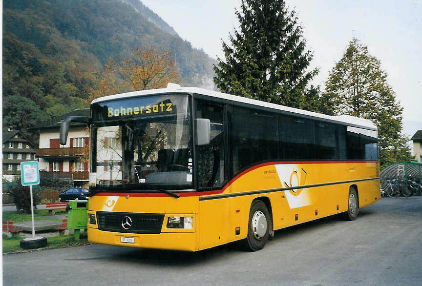 (081'114) - Mattli, Wassen - UR 9209 - Mercedes am 20. Oktober 2005 beim Bahnhof Dallenwil