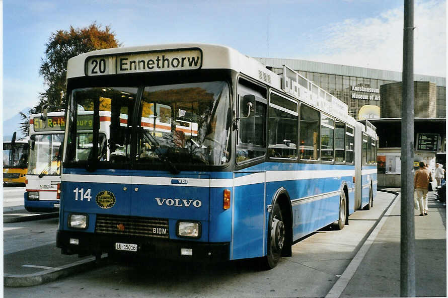 (081'313) - VBL Luzern - Nr. 114/LU 15'016 - Volvo/R&J am 21. Oktober 2005 beim Bahnhof Luzern