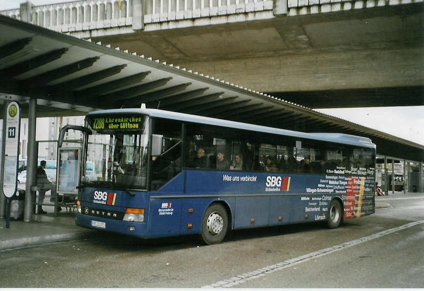 (081'711) - SBG Freiburg - FR-JS 373 - Setra am 3. Dezember 2005 beim Bahnhof Freiburg