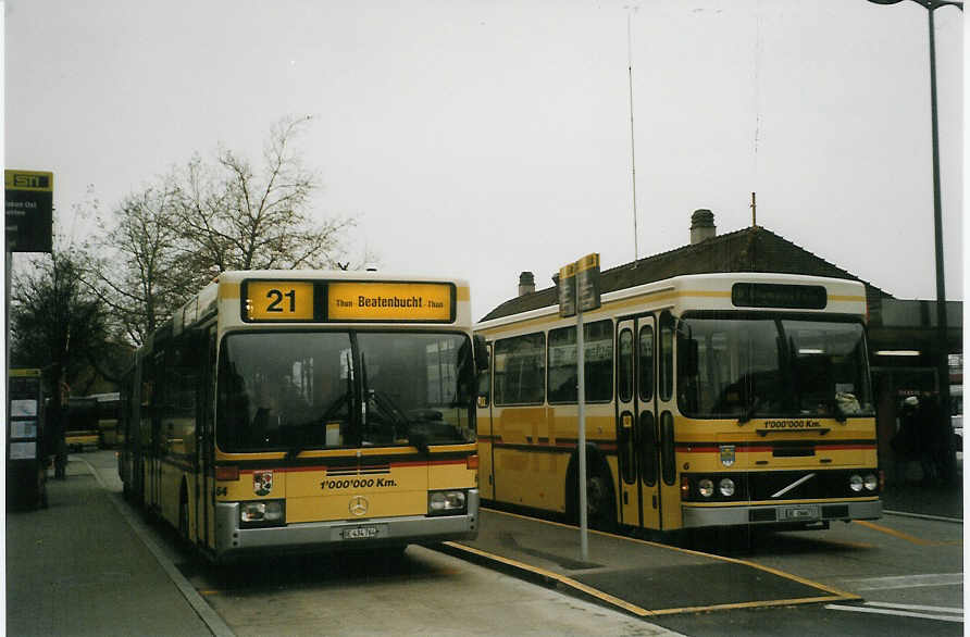 (081'818) - STI Thun - Nr. 64/BE 434'764 - Mercedes + Nr. 6/BE 26'667 - Volvo/FHS (ex TSG Blumenstein Nr. 6) am 12. Dezember 2005 beim Bahnhof Thun