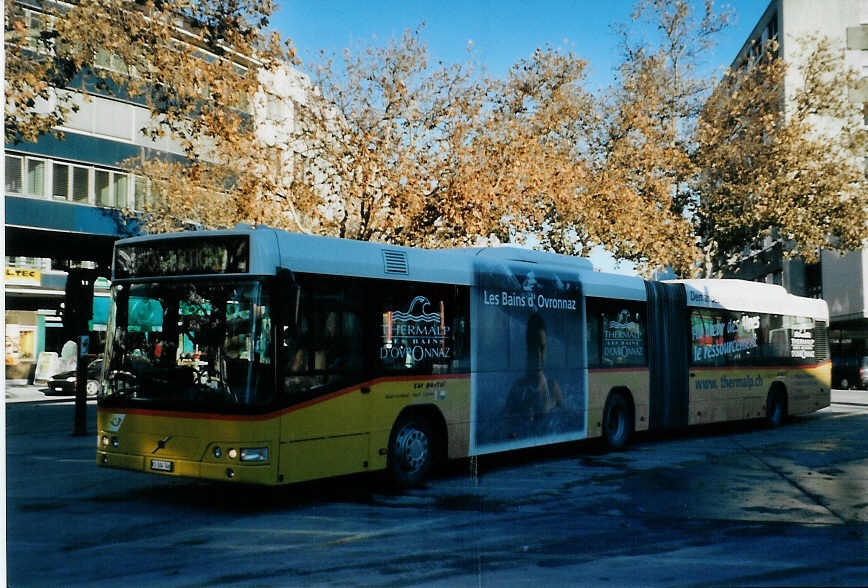 (081'929) - Buchard, Leytron - VS 104'346 - Volvo am 18. Dezember 2005 beim Bahnhof Sion