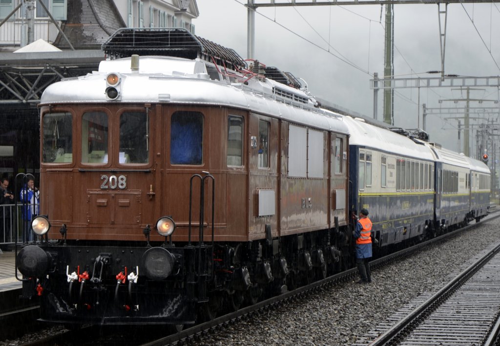 100 Jahre Ltschbergbahn. Lokomotive Ae 6/8 208 mit drei Salonwagen im Bf Frutigen. (29.06.2013)