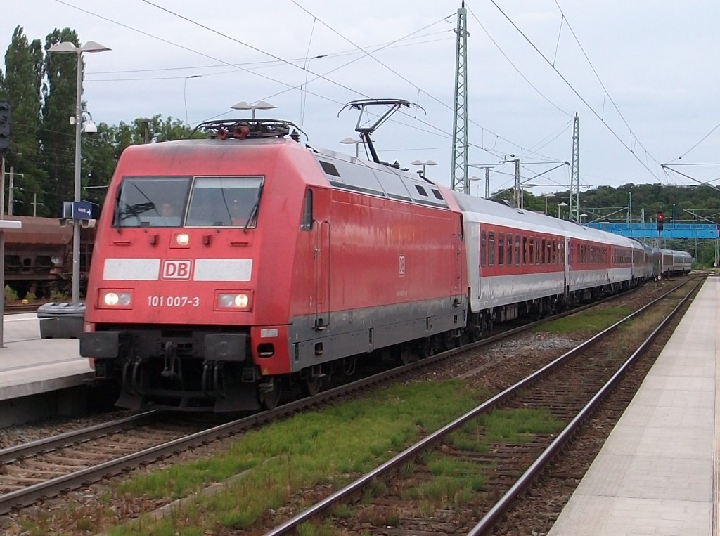 101 007 mit dem NZ Binz-Z�rich am 24.Juli 2010 in Bergen/R�gen.