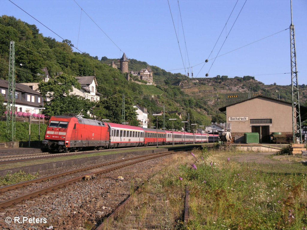 101 013-1 zieht den EC 115 Dortmund - Klagenfurt durch Bacharach. 24.07.08
