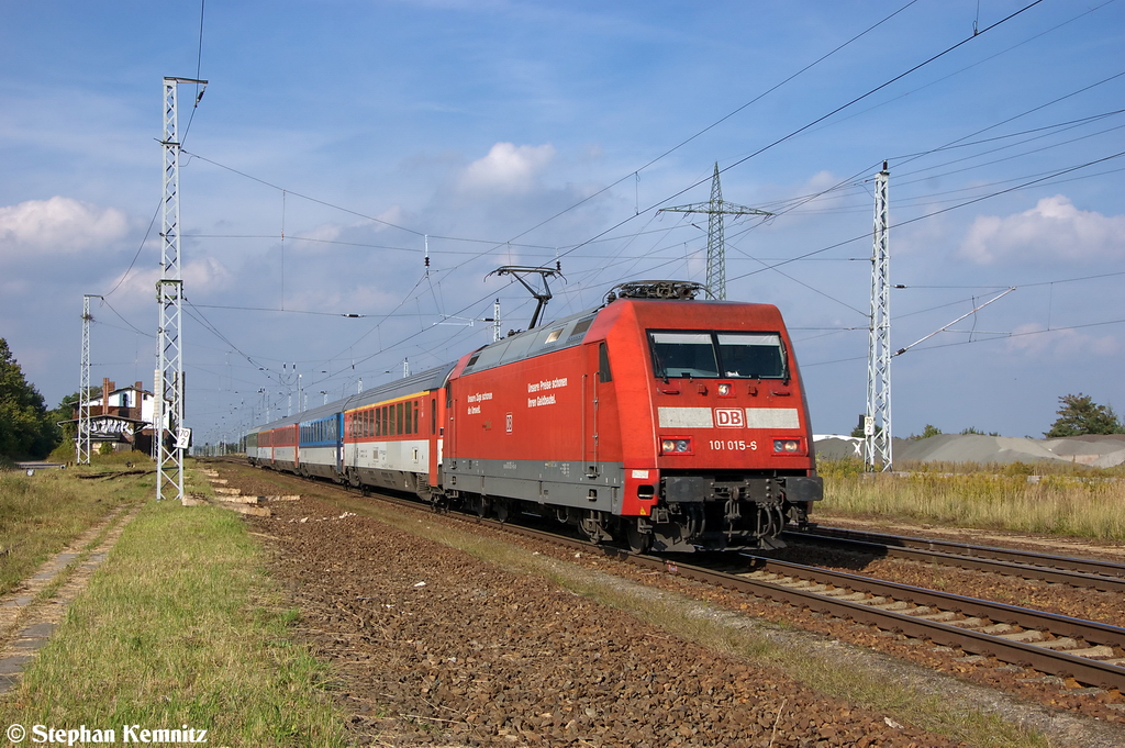 101 015-6 mit dem EC 379  Carl Maria von Weber  (Ersatzgarnitur) von Stralsund Hbf nach Brno hl.n. in Satzkorn. Wegen einem Bmee Wagen konnte dieser Ersatzzug nicht den Berliner Hbf (tief) anfahren und musste ber die Berliner Stadtbahn und dem westlichen Berliner Auenring umgeleitet werden. 18.09.2012