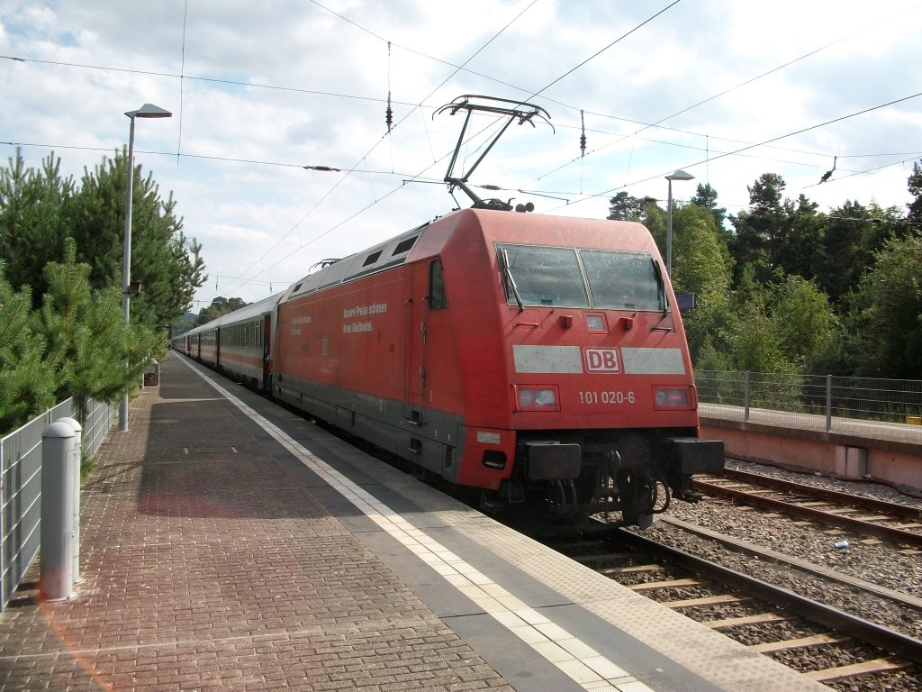101 020 hat mit IC  R�GEN  2212 aus Koblenz den Zielbahnhof Binz erreicht.