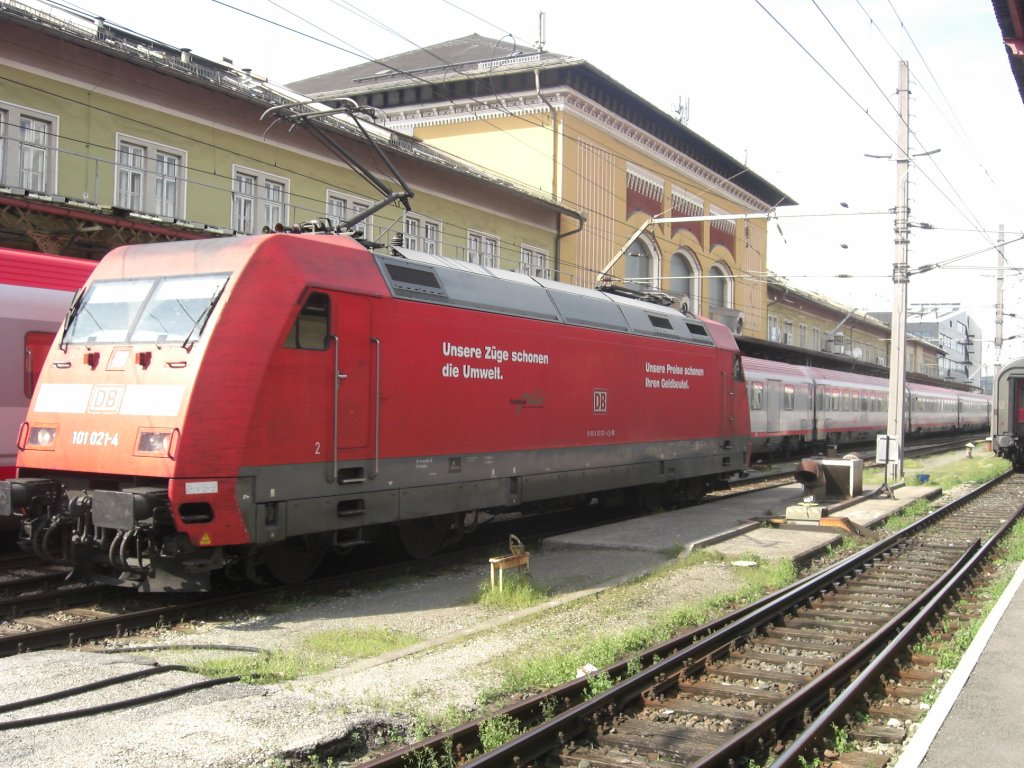 101 021-4 bei einer Rangierfahrt am 8. August 2009 im Hauptbahnhof von Salzburg.