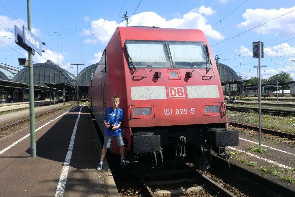 101 025-5 und Markus am 28. August 2011 im Karlsruher Hauptbahnhof.