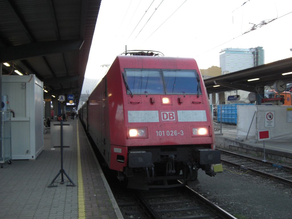 101 026-3 nochmal im Salzburger Hauptbahnhof, diesmal am 21. November 2011. Im Hintergrund sieht man bereits die Umbauarbeiten.