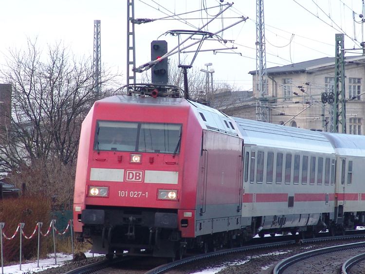 101 027-1 mit IC 2182 von Hamburg Hbf Richtung Stralsund Hbf kurz nach der Ausfahrt im Rostocker Hbf.(09.01.2011)