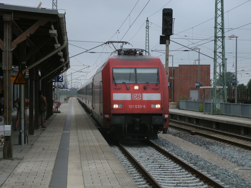 101 030 mit dem IC 2184 Hannover-Binz,am 27.August 2011,bei der Einfahrt in Bergen/R�gen.