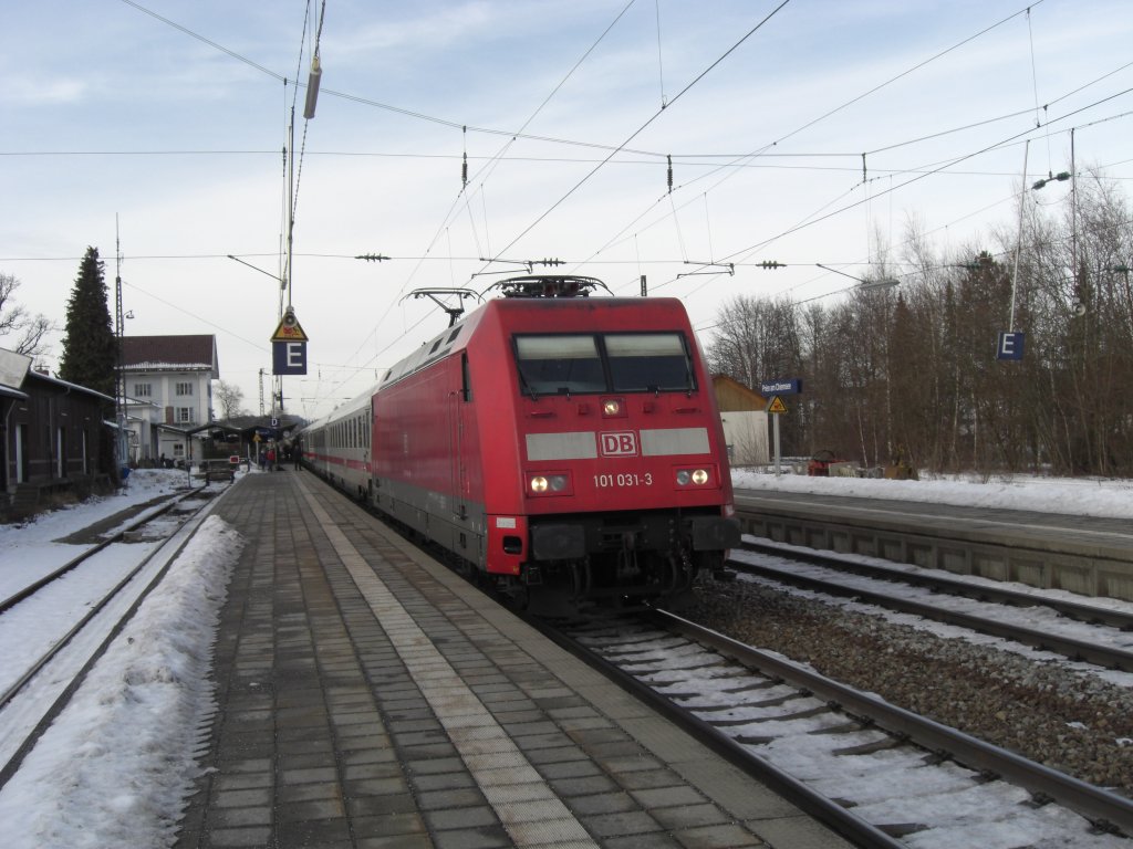 101 031-3 mit EC 115 auf dem Weg nach Klagenfurt, beim Zwischenhalt in
Prien am Chiemsee am 4. Februar 2010.