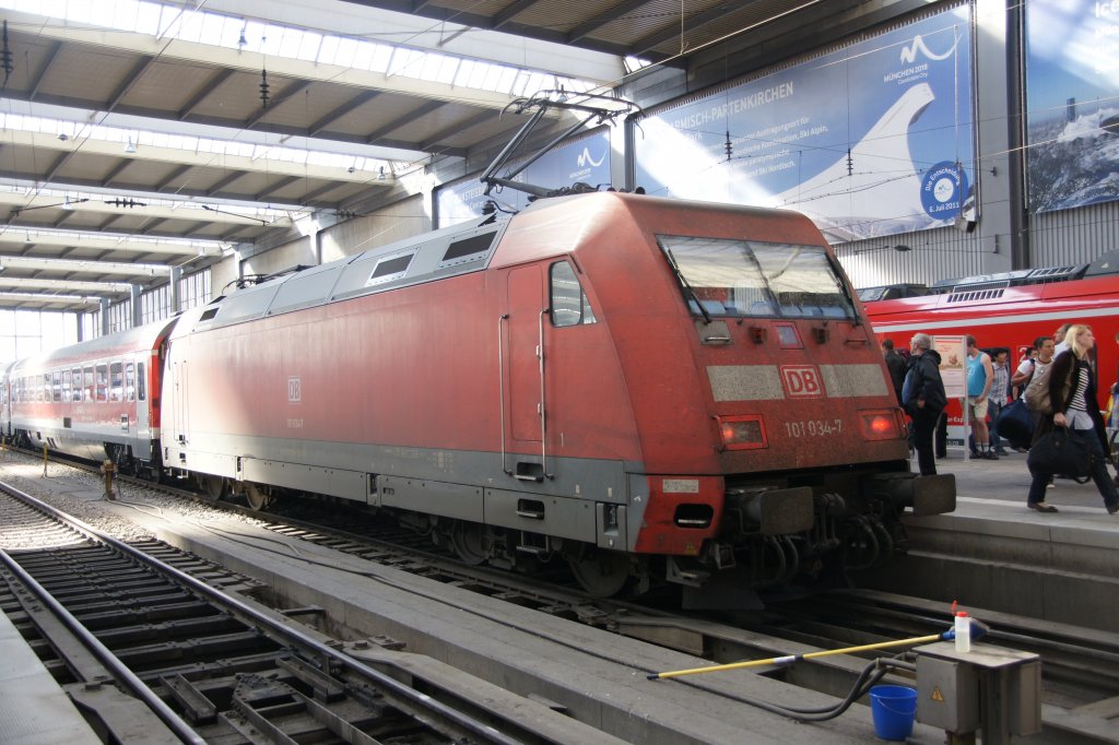 101 034-7 kurz nach der Ankunft im Hauptbahnhof von Mnchen am 25. April 2011.