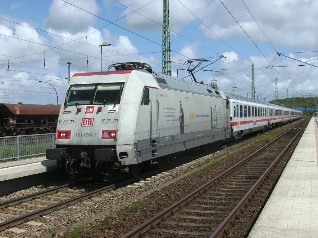 101 034 bespannte am 25.Mai 2010 bei strmischen Wetter den IC  ARKONA  Binz-Frankfurt/Main als Dieser in Bergen/Rgen hielt.