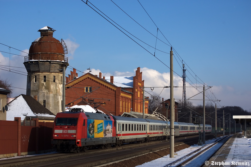 101 037-0  Klagenfurt Touristik  mit dem IC 144 von Berlin Ostbahnhof nach Schiphol (Airport) in Rathenow. 03.02.2012