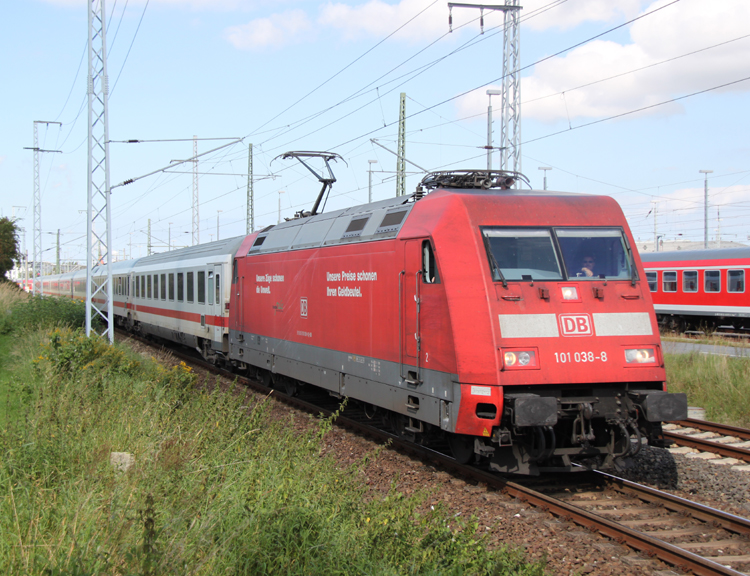 101 038-8 mit IC 2287 von Stralsund nach Hamburg Hbf bei der Ausfahrt im Rostocker Hbf.02.09.2011