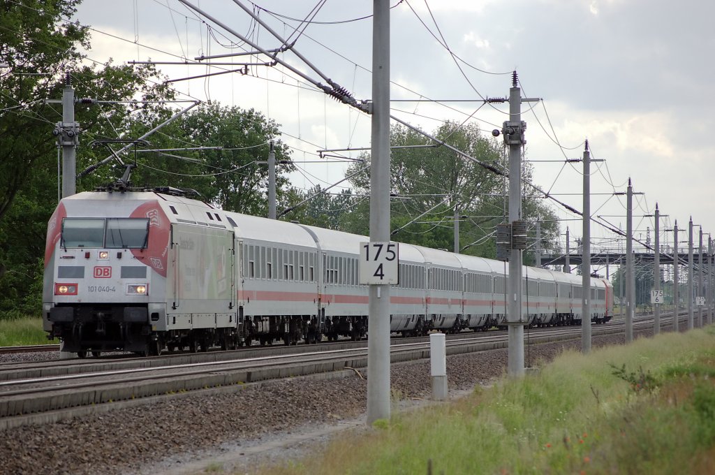 101 040-4  WM Fan-Connection  mit dem IC 2861 nach Berlin Ostbahnhof zwischen Gro�wudicke und Rathenow. Am Ende schob die 101 67-7. 13.06.2010