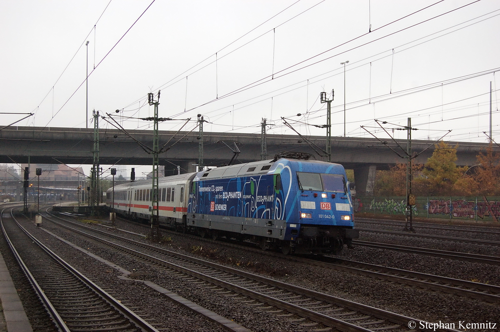 101 042-0  Ecophant  mit dem IC 2217 von Greifswald nach Stuttgart Hbf bei der Ausfahrt in Hamburg-Harburg. 10.11.2011