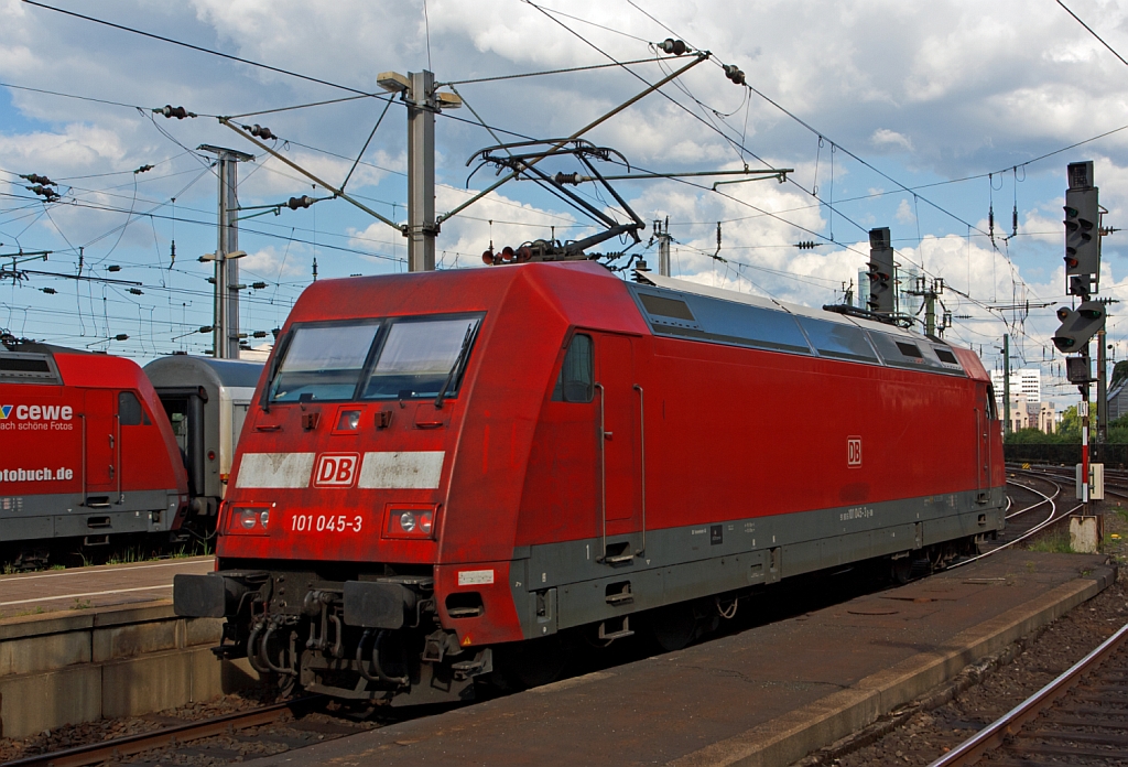 101 045-3 durchfährt den Hauptbahnhof Köln am 07.07.2012 in Richtung Deutzerfeld.