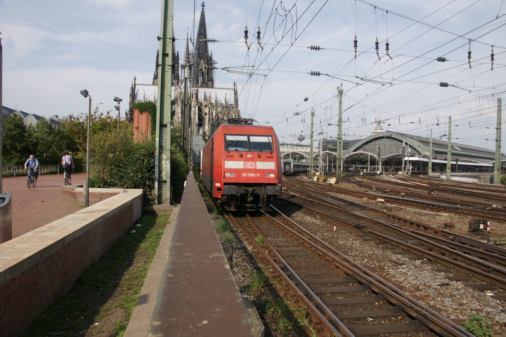 101 050-3 kurz nach der Ausfahrt aus dem Klner Hauptbahnhof am 26. August 2010.