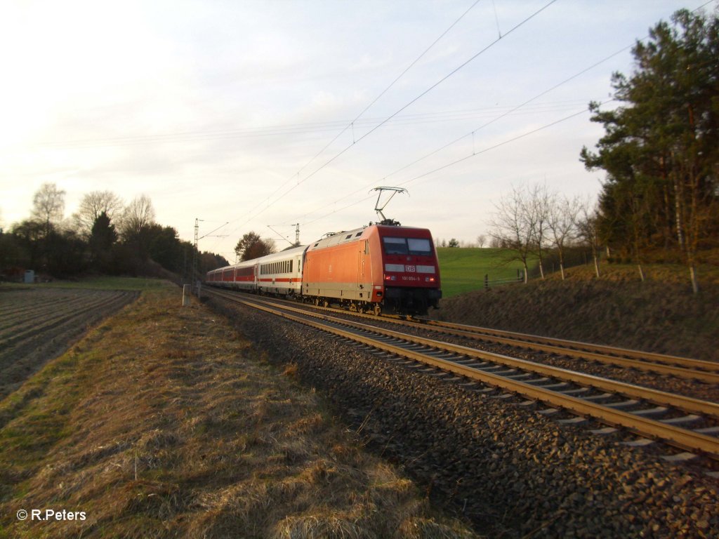 101 054-5 schiebt RE nach N�rnberg bei Fahlenbach. 24.03.11