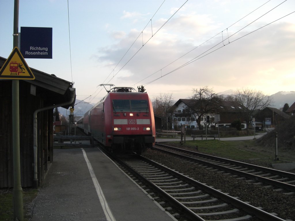 101 055-2 am 21. Mrz 2009 bei Pfraundorf, zwischen Rosenheim und Kufstein.