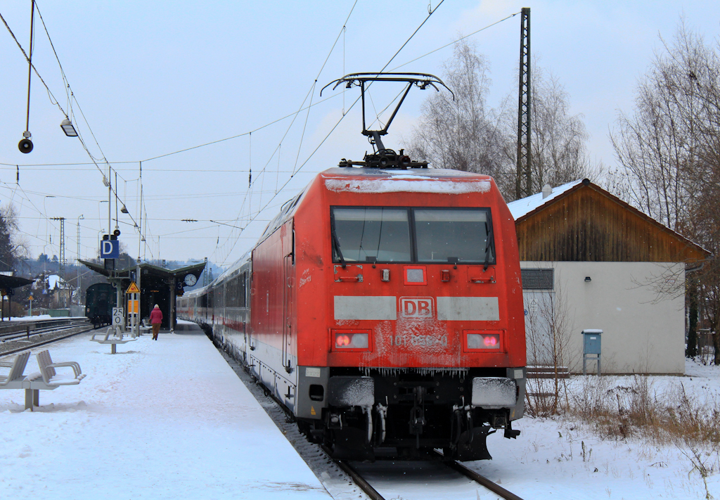 101 056-0 f�hrt au�erplanm��ig von Gleis 3 des Priener Bahnhofes. Grund war ein Sonderzug welcher rangierte. Aufgenommen am 8. Dezember 2012.