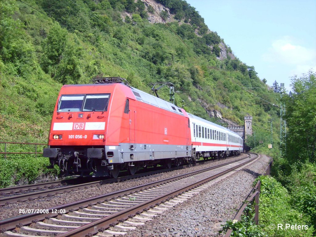 101 056-0 verl�sst den Tunnel von St. Goars mit IC 2015 Emden-Stuttgart. 25.07.08
