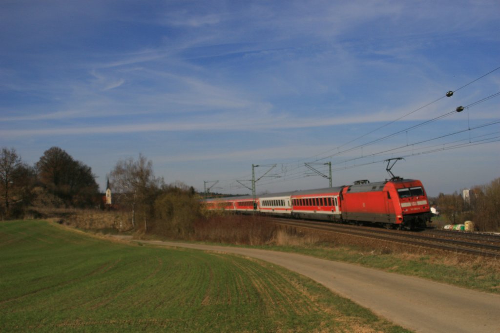 101 062-8 schiebt bei Fahlenbach den RE4014 nach N�rnberg. 24.03.11