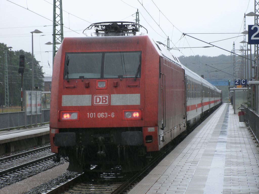 101 063 als Schlu�lok im IC 2353 Erfurt-Binz,am 30.Juli 2011,in Bergen/R�gen.Zuglok war 115 448.