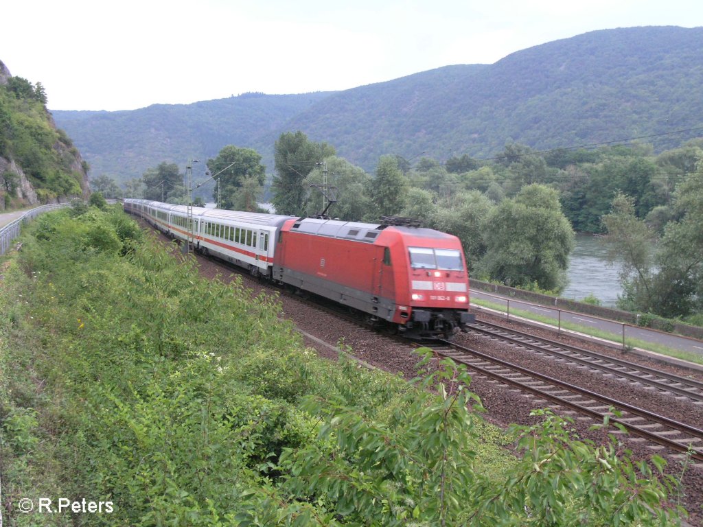 101 067-8 zieht kurz vor Bacharach den IC 2329 Putgarden – Passau. 26.07.08
