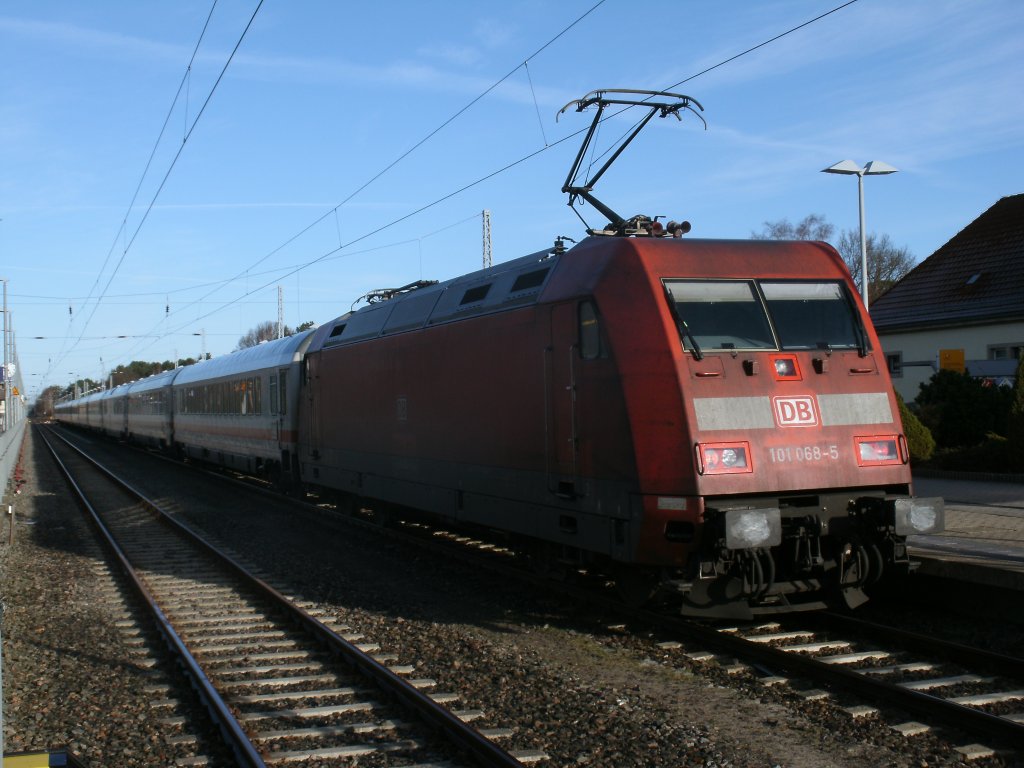 101 068-5 und der IC 2213 Binz-Stuttgart am Morgen,vom 03.M�rz 2012,in Binz. 