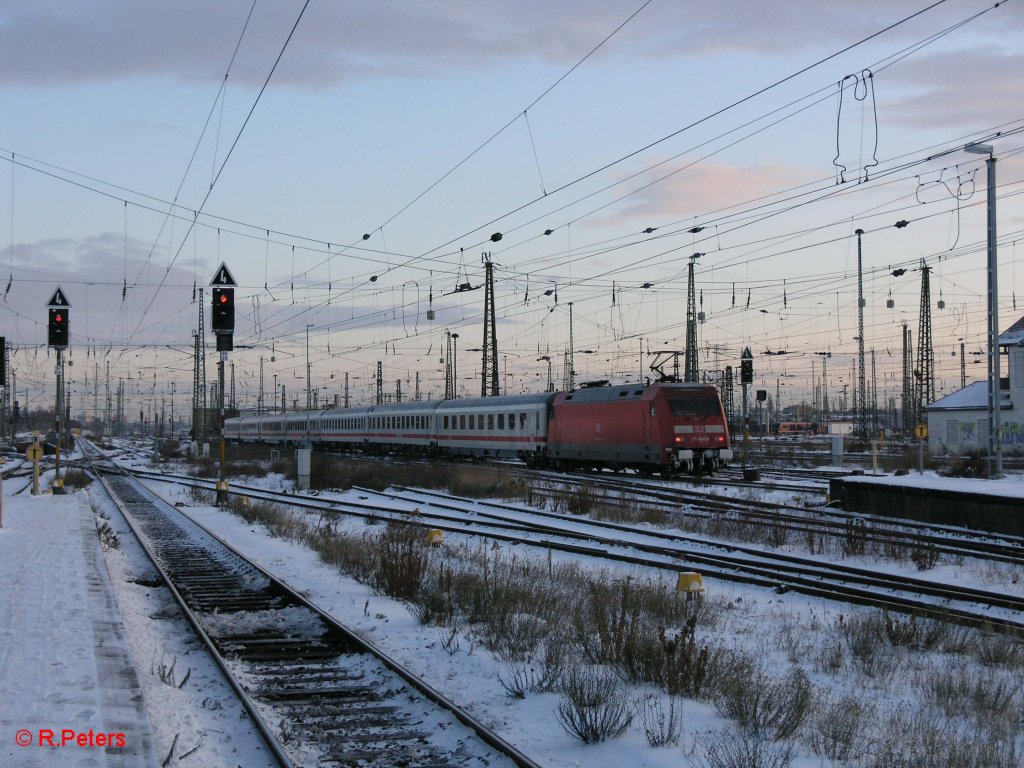 101 068-5 verl�sst Leipzig HBF mit den IC 2046 Leipzig – Hannover geschoben. 21.12.09

