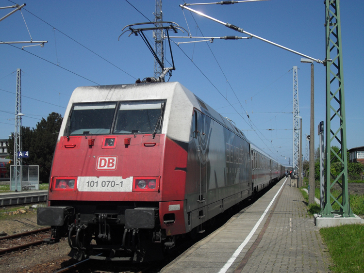 101 070-1 mit IC2238(Warnow)von Leipzig nach Warnemnde kurz nach der Ankunft in Warnemnde(29.05.10)