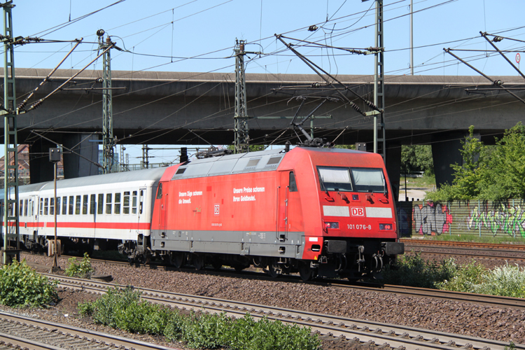 101 076-8 schob ihren IC in den Bahnhof Hamburg-Harburg(04.06.2011)