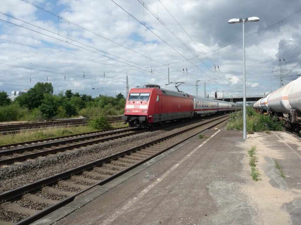 101 098 durchf�hrt am 06.08.2012 den Bahnhof H�rth.