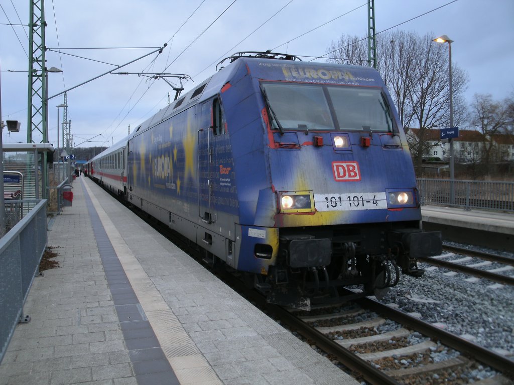 101 101 mit dem IC Binz-Frankfurt/Main am 09.Februar 2011 in Bergen/R�gen.