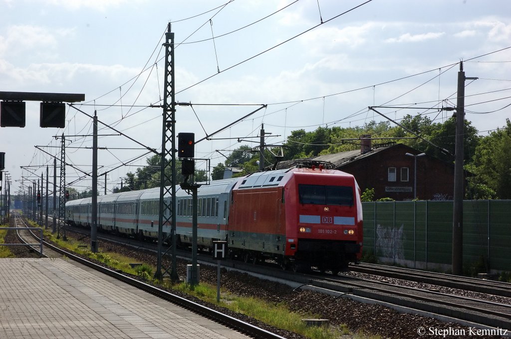 101 102-2 ex Werbelok  Wir Menschen Sind Alle Gleich!  mit dem IC 145 von Schiphol (Airport) nach Berlin Ostbahnhof in Rathenow. 24.05.2011