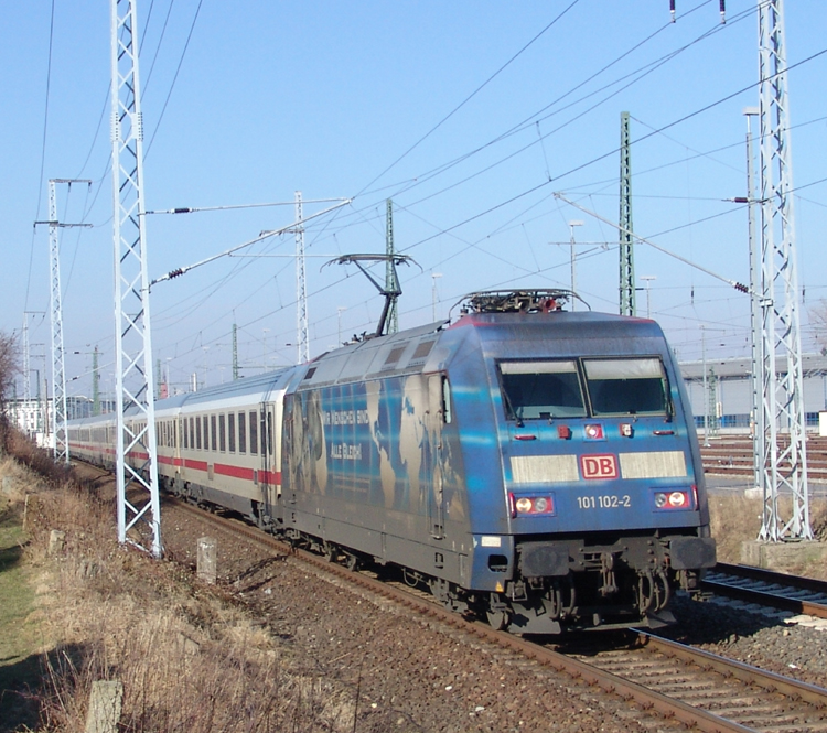 101 102-2 mit IC2377 von Ostseebad Binz Richtung Frankfurt(Main)Hbf bei der Ausfahrt im Rostocker Hbf(26.02.2011)