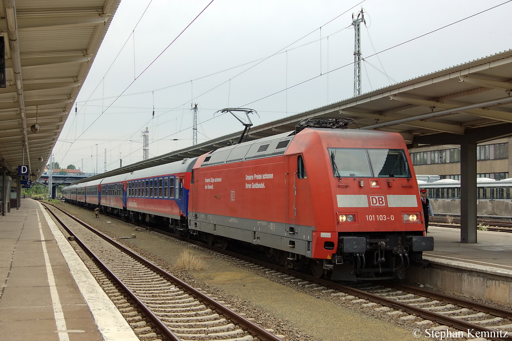 101 103-0 mit dem DZ 2860 von Warnem�nde nach Berlin-Lichtenberg in Berlin-Lichtenberg. 20.07.2011