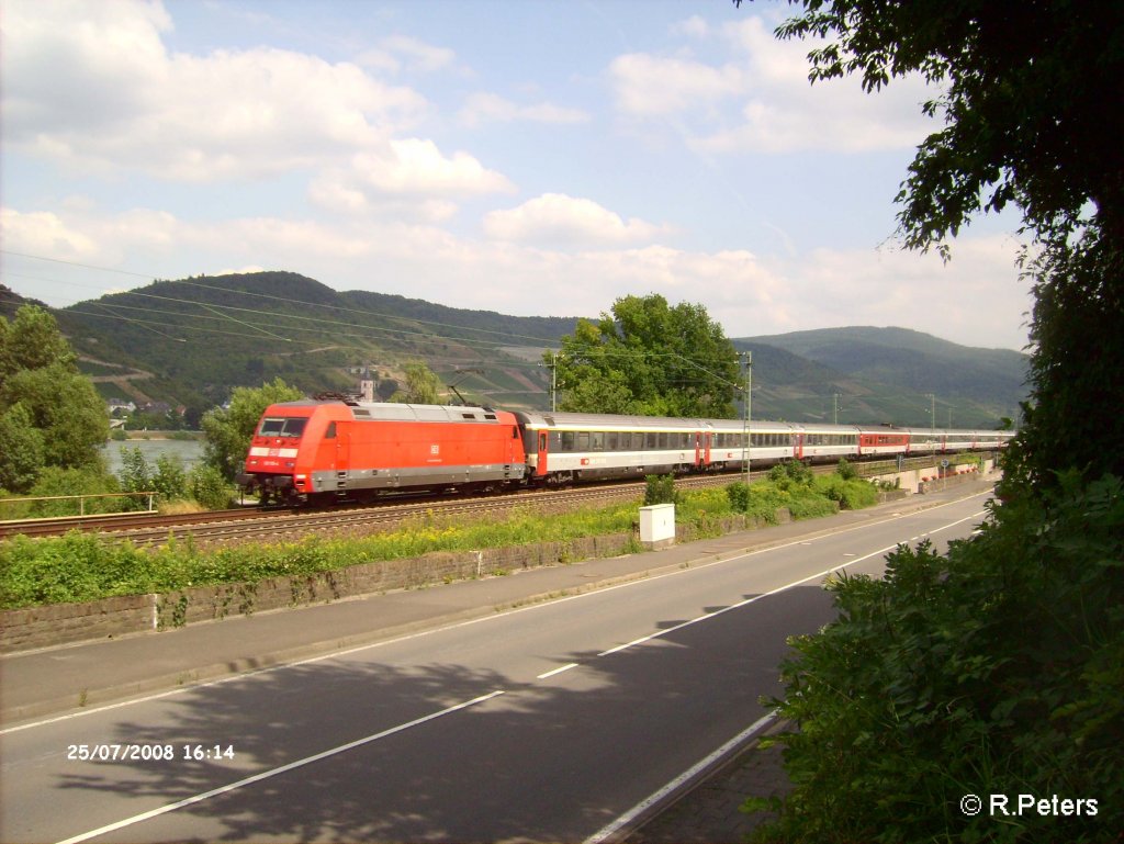 101 107-1 zieht bei Rheindiebach den EC 100 Chur – Hamburg Altona. 25.07.08

