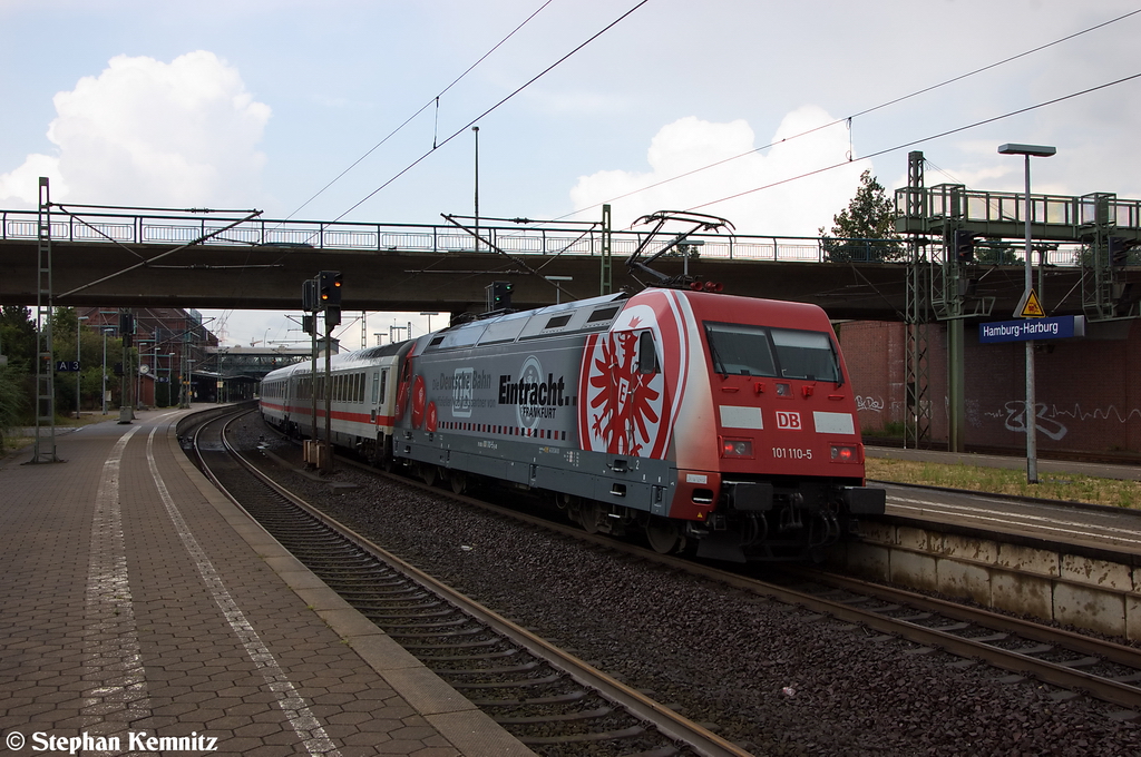 101 110-5  Eintracht Frankfurt  mit dem IC 2028 von N�rnberg Hbf nach Hamburg-Altona in Hamburg-Harburg. 31.08.2012