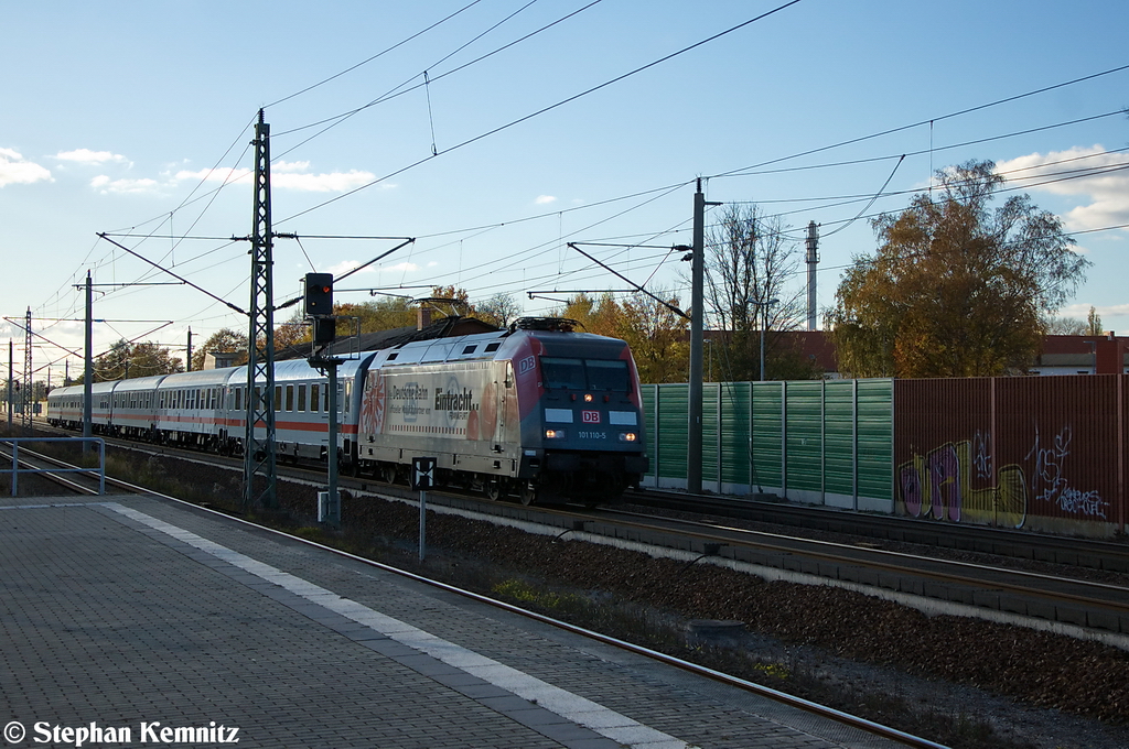 101 110-5  Eintracht Frankfurt  mit dem IC 2010 von Kln Hbf nach Berlin Sdkreuz in Rathenow. 28.10.2012 